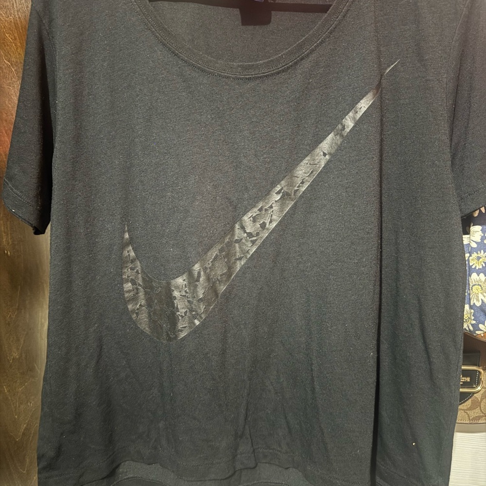 Nike Men's Black Tee with Subtle Logo - Picture 2 of 4